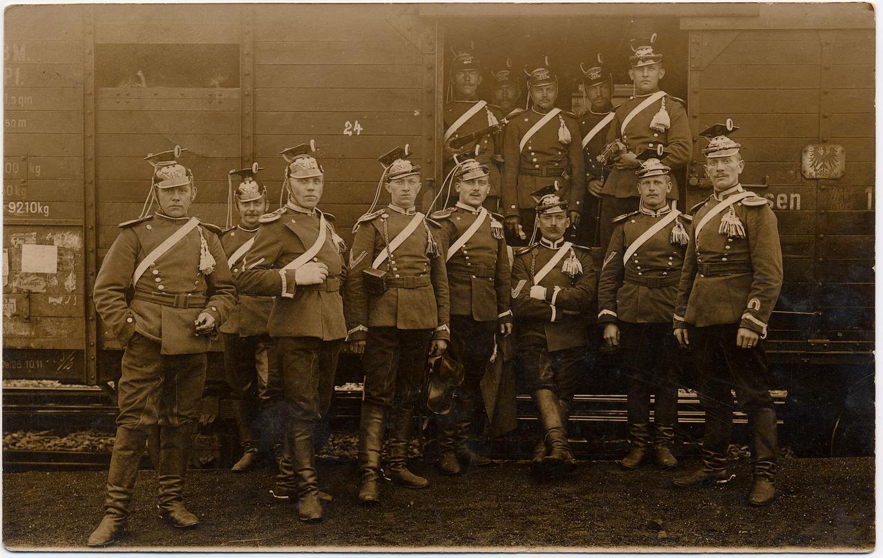 Mon grand-père, Emile Beck, en 1914 sous l'uniforme des Uhlans du Schleswig-Holstein où il servait. Il est à droite, appuyé à la porte du wagon.